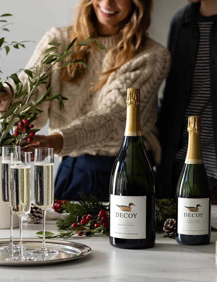 Couple decorating for the holidays with decoy sparkling