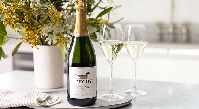 Decoy Sparkling with two glasses of wine
