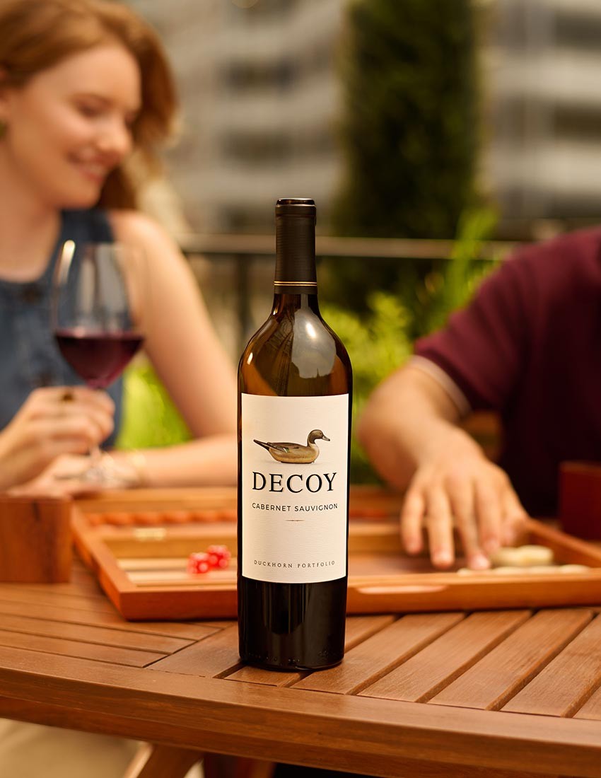 Couple decorating for the holidays with decoy sparkling